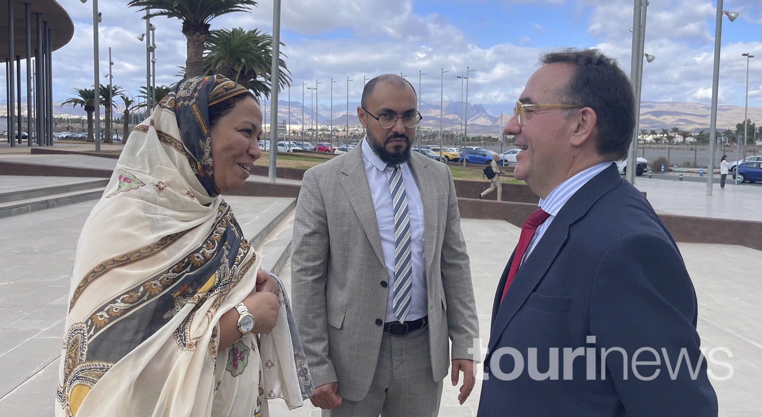 La cónsul de Marruecos, Fatiha El Kamouri, junto al vicecónsul y José Luis Yzuel
