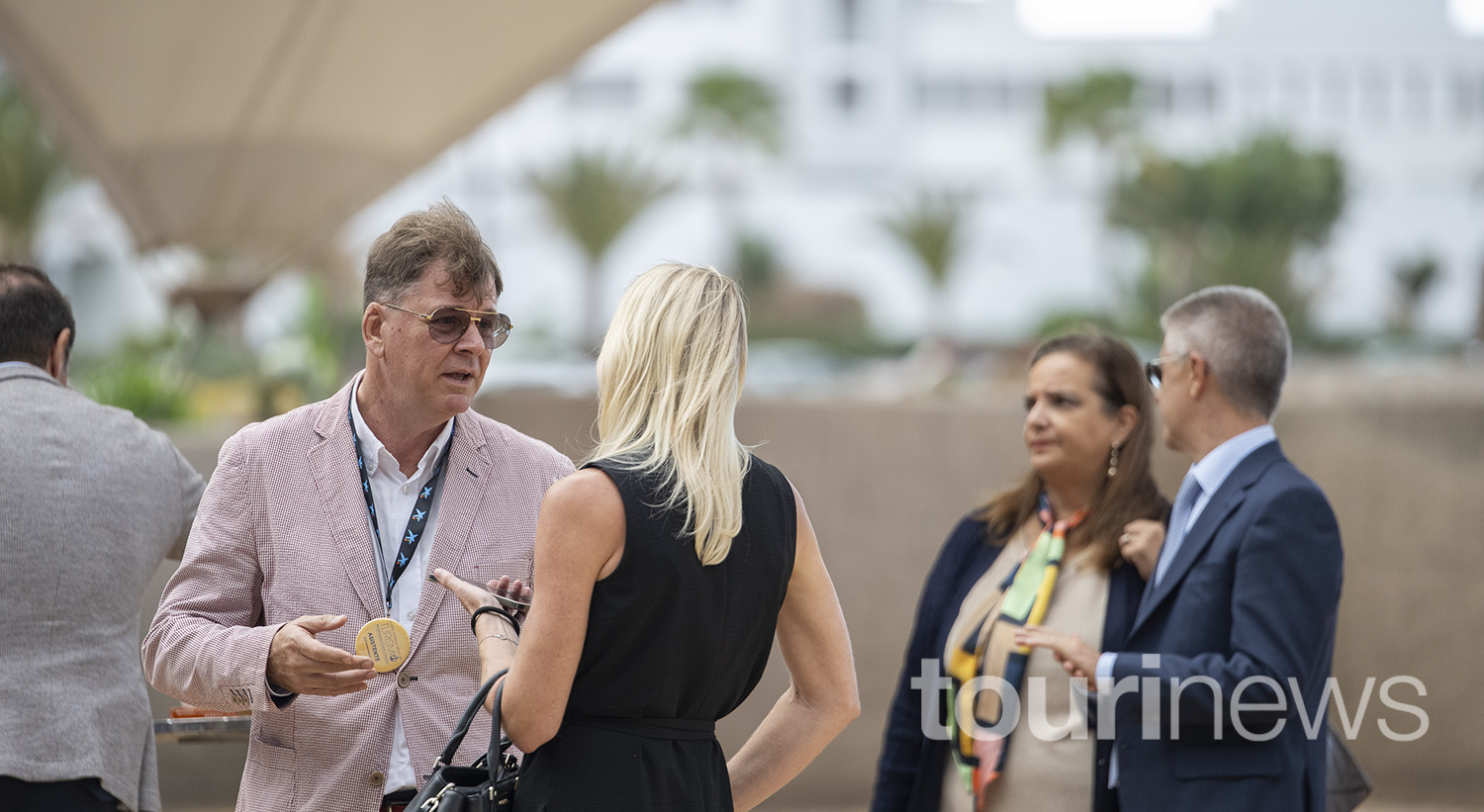 Maurice Damen, Annemiek Brandwagt y Águeda Borges conversando con otros asistentes