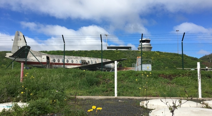 Avión abandonado en el Aeropuerto de Tenerife Norte- La Laguna. Foto: Tourinews 