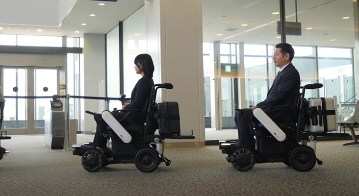 El futuro de la accesibilidad en los aeropuertos, sillas de ruedas robóticas