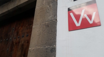 Fachada de un inmueble en Canarias con el cartel de vivienda vacacional.