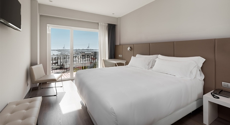 Habitación del nuevo Silken Turcosa con vistas al puerto de Castellón | Foto: Silken Hoteles