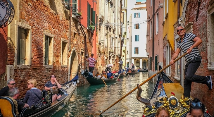 Turistas a bordo de góndolas en Venecia (Italia)