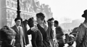 Françoise Bornet y Jacques Carteux besándose frente al Ayuntamiento de París (Francia)