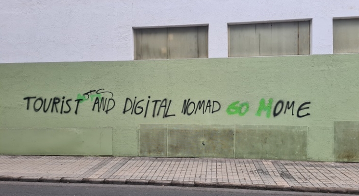 Pintada contra el turismo y los nómadas digitales en el barrio de Guanarteme, en Las Palmas de Gran Canaria | Foto: Tourinews