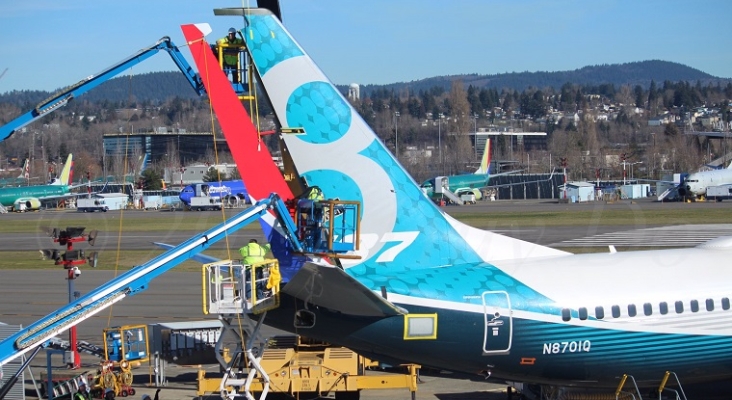 Reparaciones en el timón de dirección ('rudder') de un Boeing 737 MAX | Foto: vía Twitter (AirlineGeeks)