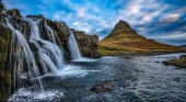 Vista de unas pequeñas cataratas en un lago en Islandia | Foto: Pixabay (CC)