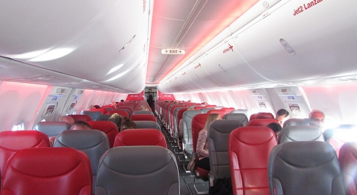 Interior de un avión de Jet2 Foto Kolforn (Wikimedia)