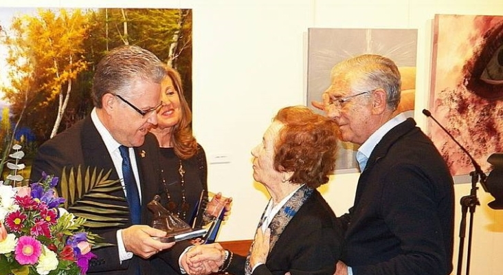 Por la derecha: Antonio Planas junto a su madre, que recibe una placa de manos de Pere Granados durante un homenaje, hace unos años | Foto: Ayto. de Salou