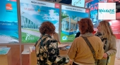 Visitantes en Vakantiebeurs ante el estand de Valencia