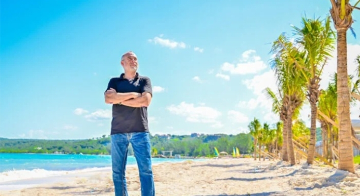 Luis Riu, CEO de RIU Hotels & Resorts, en la playa White Bay del futuro hotel Riu Palace Aquarelle, que la cadena está construyendo en Jamaica este 2024 | Foto: RIU