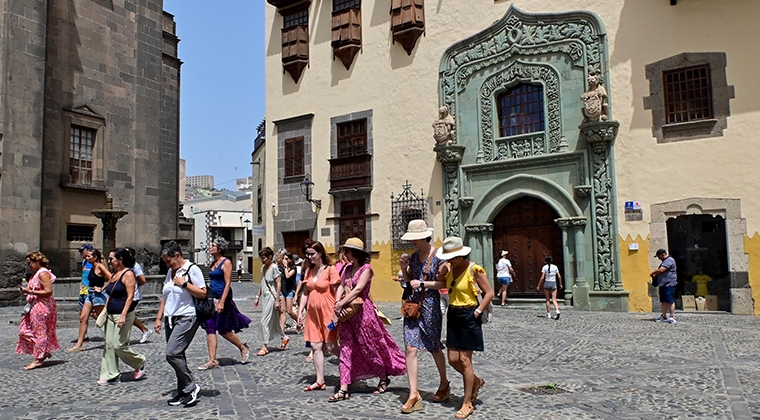 Turistas frente a la Casa de Colón, en Las Palmas de Gran Canaria | Foto: Turismo LPA