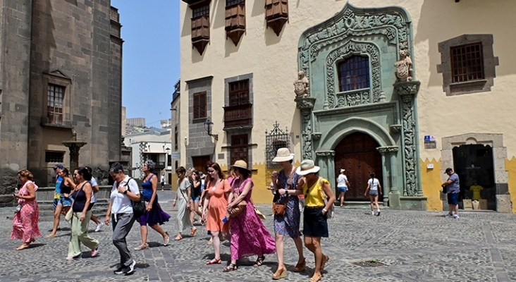 Turistas frente a la Casa de Colón, en Las Palmas de Gran Canaria | Foto: Turismo LPA