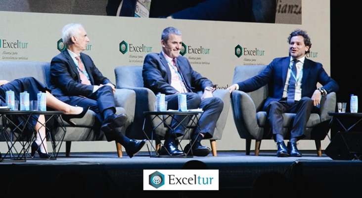 “Somos víctimas y villanos de nuestro propio éxito” | En la imagen, de izquierda a derecha: Gabriele Burgio, presidente y CEO de Alpitour, Steve Heapy, CEO de Jet2 y Luis Araujo, ex presidente de Turismo de Portugal. | Foto: Medya Audiovisual