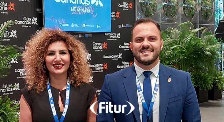 Elisabet Merino, concejal de Turismo del Ayuntamiento de Arrecife, junto a Yonathan de León, alcalde de la capital lanzaroteña, en FITUR 2024 | Foto: Cedida