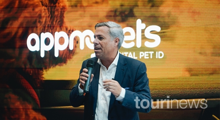 Guillermo Alfaro durante la presentación de Appmypets en FITUR 2024, en el estand de Air Europa | Foto: Mey Montero