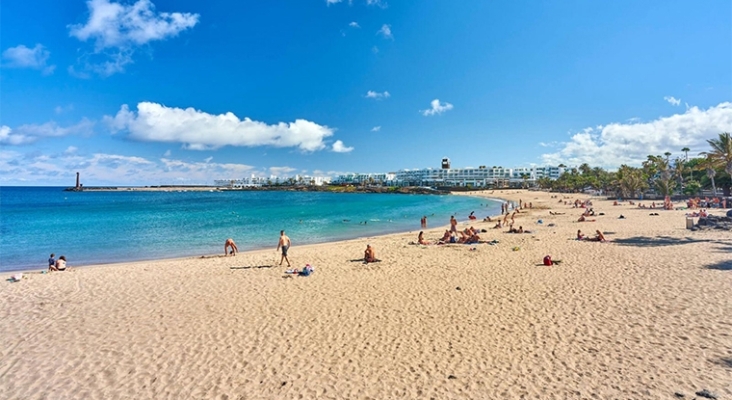 Vista de la playa de las Cucharas en Costa Teguise (Lanzarote) | Foto: Turismo de Islas Canarias
