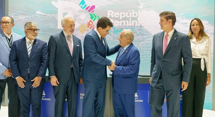 David Collado, ministro de Turismo, estrecha la mano a Juan José Hidalgo, presidente de Globalia