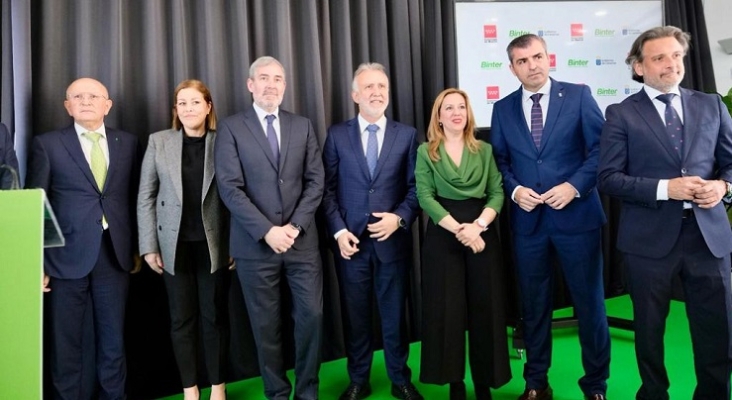 Rodolfo Núñez, presidente de Binter; Astrid Pérez, presidenta del Parlamento de Canarias; Fernando Clavijo, presidente de Canarias; Ángel Víctor Torres, ministro de Política Territorial y Memoria Democrática; Rosa Dávila, presidenta del Cabildo de Tenerife; Manuel Domínguez, vicepresidente de Canarias; y Gustavo Matos, vicepresidente del Parlamento de Canarias