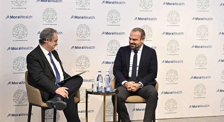 Enric Sierra, director adjunto de La Vanguardia, y Gabriel Escarrer durante el coloquio | Foto: Círculo Ecuestre