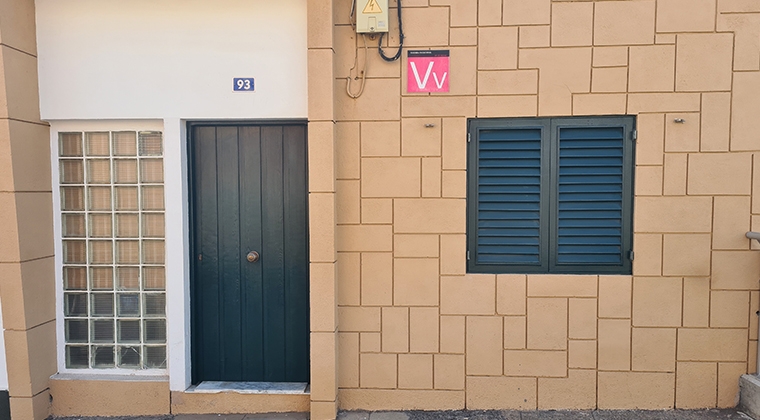 Inmueble con el cartel de vivienda vacacional (VV) en Gran Canaria | Foto: Tourinews© Inmueble con el cartel de vivienda vacacional (VV) en Gran Canaria | Foto: Tourinews©