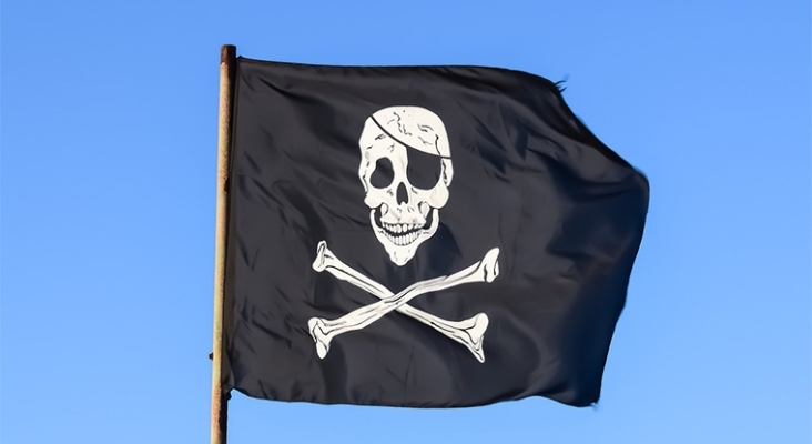 Bandera pirata ondeando en un mástil | Foto: Dimitris Vetsikas