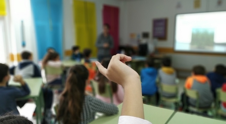 Barcelona destinará los millones de la tasa turística a la climatización de colegios 