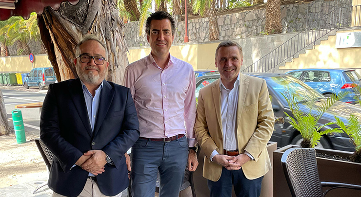 Ignacio Moll, CEO de Tourinews; Pablo Llinares, director gerente de Turismo de Gran Canaria; y Thomas Boesl, director de Estrategia de RTG