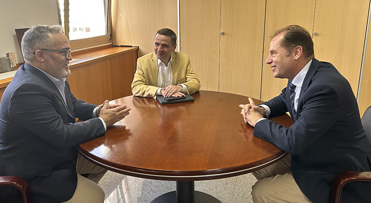 Ignacio Moll, CEO de Tourinews; Thomas Boesl, director de Estrategia de RTG; y José Manuel Sanabria, viceconsejero de Turismo de Canarias. Foto Rosa Alfaro