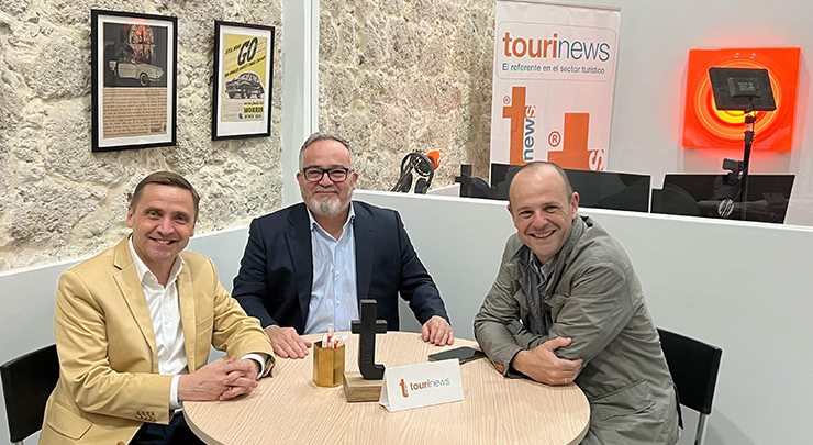 Thomas Boesl, director de Estrategia de RTG; Ignacio Moll, CEO de Tourinews; y Óscar Palacios, director de Expansión y Relaciones Institucionales de Canarian Hospitality