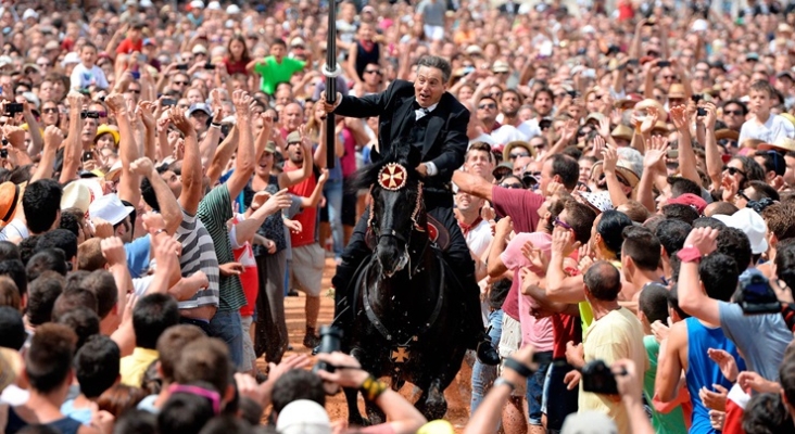 Retiran la publicidad para viajar a Ciutadella (Menorca) durante las fiestas de Sant Joan | Foto: illesbalears.travel