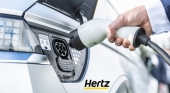 Una persona se dispone a cargar un vehículo eléctrico | Foto: Hertz