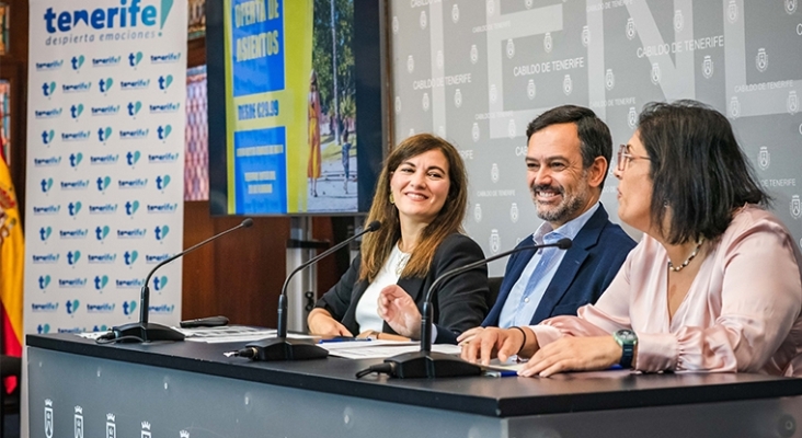 Por la izquierda: Elena Cabrera, Lope Afonso y Dimple Melwani durante el acto celebrado en la sede del Cabildo insular | Foto: Turismo de Tenerife