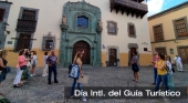 Selene Álvarez Montesdeoca guiando a un grupo de turistas en la Plaza del Pilar Nuevo (Las Palmas de Gran Canaria)