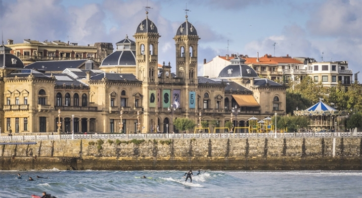 Casa consistorial del Ayuntamiento de San Sebastián al fondo | Foto: Turismo de San Sebastián