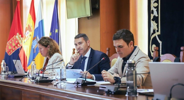 En el centro de la imagen, el presidente del Cabido de Lanzarote, Oswaldo Betancort, y Héctor Fernández, consejero delegado de SPEL | Foto: SPEL