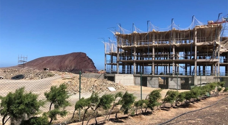 Edificación paralizada sin terminar del futuro hotel de Grupo Viqueira en la playa de La Tejita, en Granadilla de Abona (Tenerife)
