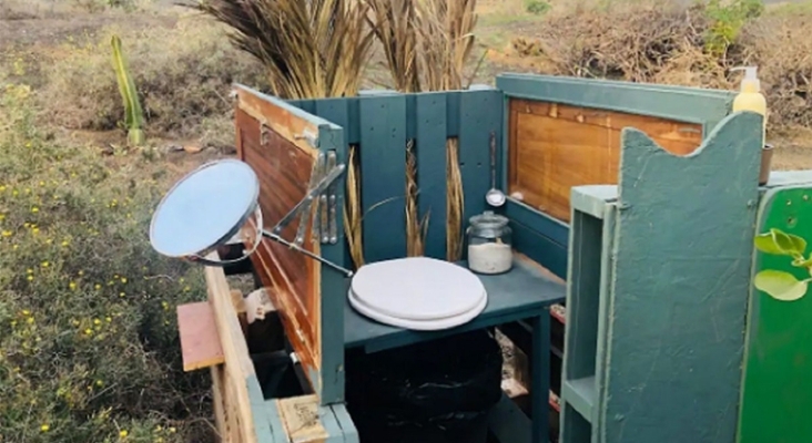 Supuesto cuarto de baño con la taza de váter y un cubo de basura debajo | Foto: Airbnb