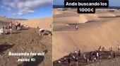Imágenes de la multitud de personas tratando de encontrar el supuesto tesoro de 1.000 euros enterrado por 'youtubers' en las dunas de Maspalomas (Gran Canaria)