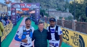 En el centro de la imagen, el alcalde del municipio de Tejeda (Gran Canaria), Francisco Perera, junto a dos participantes en la Transgrancanaria | Foto: Cedida