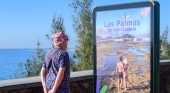 Un turista observa uno de los soportes publicitarios de la campaña 'Capital City' en el paseo Costa Canaria (Gran Canaria) | Foto: Tony Hernández