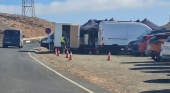 Los furgones del rodaje del 'spot' publicitario en la zona de Las Grietas, en Tías (Lanzarote) 