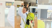 Núria Picas celebrando la recuperación de su mochila robada en el Aeropuerto Josep Tarradellas Barcelona El Prat