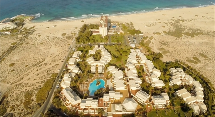 Vista aérea del complejo RIU Oliva Beach Resort sobre las dunas del Parque Natural de Corralejo, en Fuerteventura | Foto: RIU