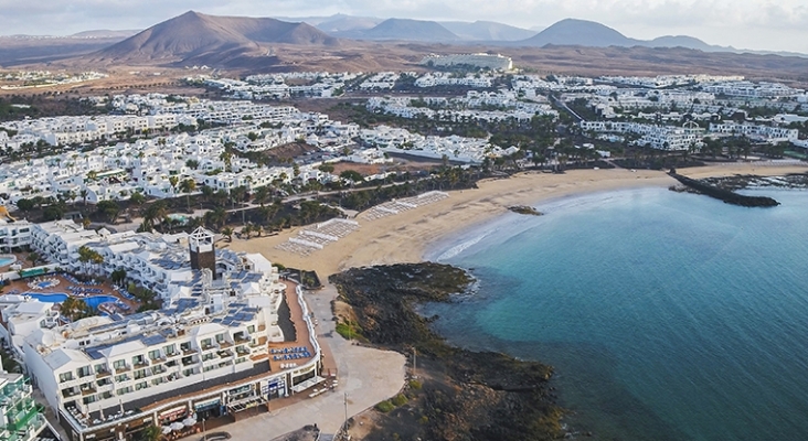 Abajo a la izquierda, el nuevo hotel THB Lanzarote Beach en primera línea de playa en Costa Teguise | Foto: Navis Capital
