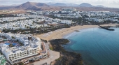Abajo a la izquierda, el nuevo hotel THB Lanzarote Beach en primera línea de playa en Costa Teguise | Foto: Navis Capital