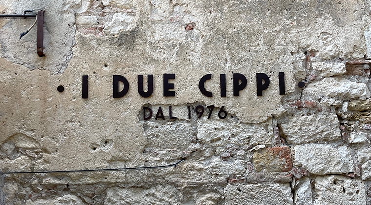 Cartel del restaurante I Due Cippi en Saturnia | Foto: Tourinews
