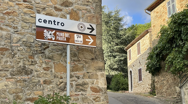 Cartel en Poggio Murella que indica la ruta cilcoturista 'Muro del Pirata' | Foto: Tourinews
