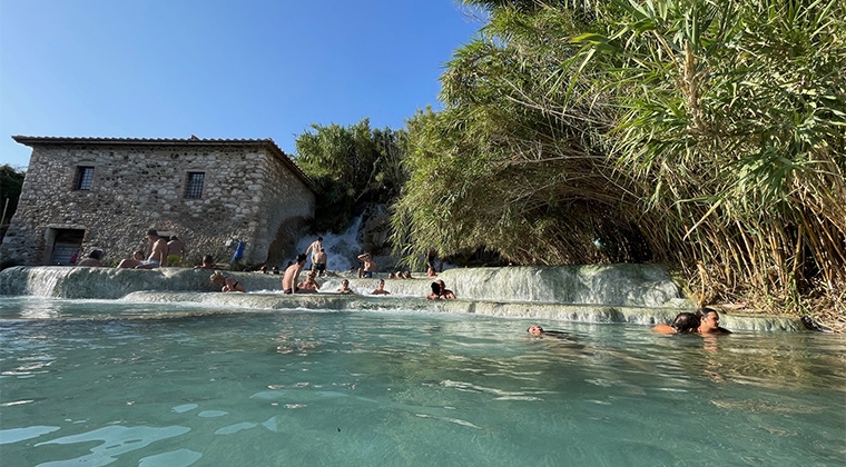 Cascate del Mulino de Saturnia, lugar de acceso libre donde desembocan las aguas de las termas | Foto: Tourinews