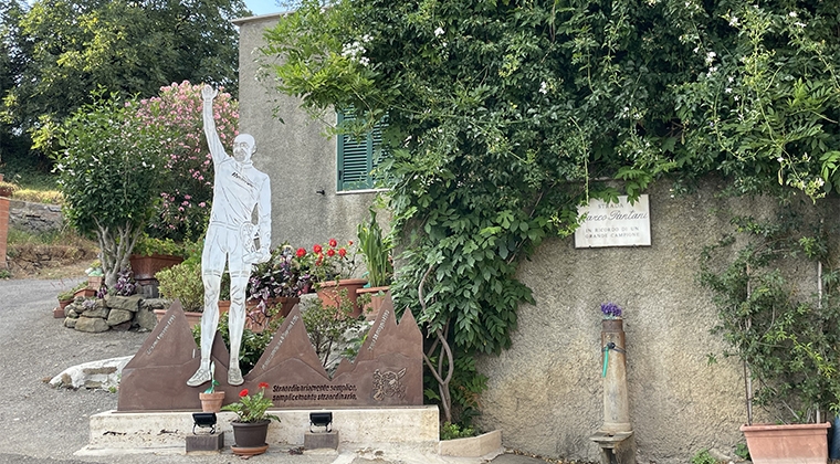 Monumento con dos placas conmemorativas en honor a Marco Pantani en Poggio Murella | Foto: Tourinews